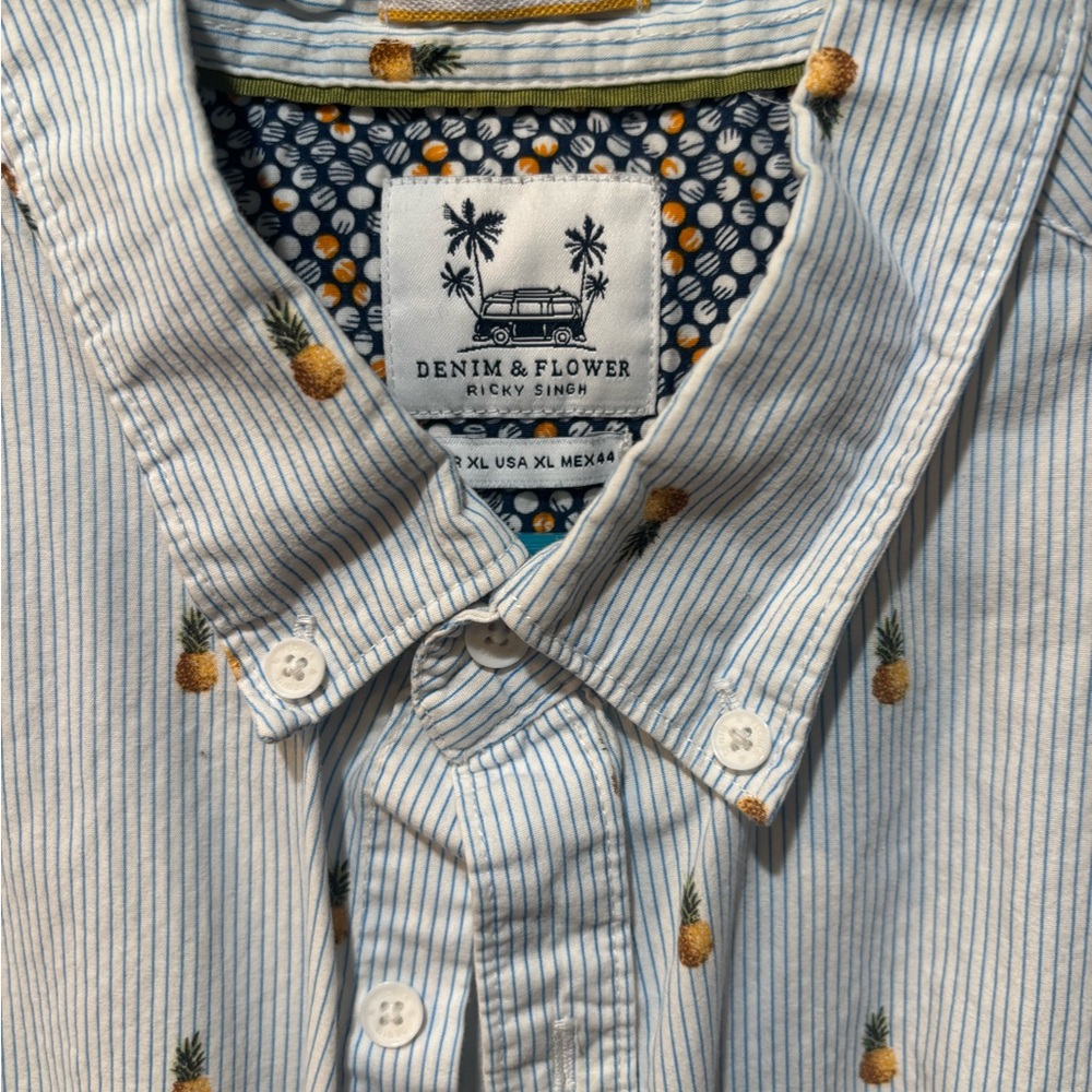 Denim & Flower Men's XL White and Blue Pineapple short Sleeve Shirt Great 4 Luau